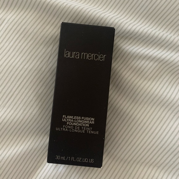 Laura Mercier Foundation in 2N2 Linen - Picture 4 of 5